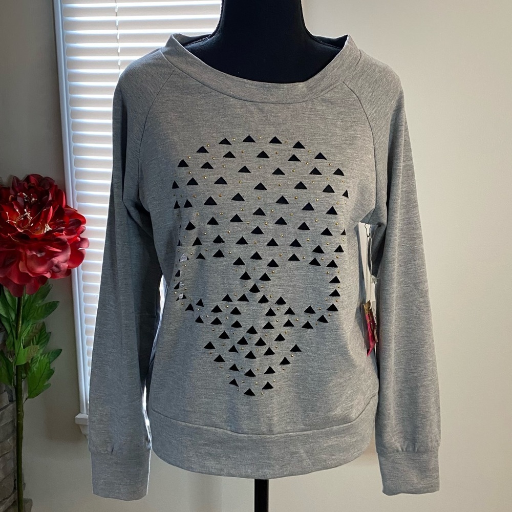 ❤️Skull cut out design on grey sweat shirt. Size Small NWT